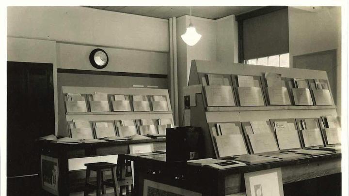 An historic photograph from Radcliffe’s Schlesinger Library archives shows the 1936 exhibition on women scientists—in this case, folders of their published scholarship.