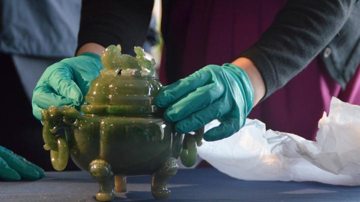 An eighteenth-century Chinese jadeite tripod covered censer that was stolen from the Fogg Museum in 1979 has been formally returned to the Harvard Art Museums. 