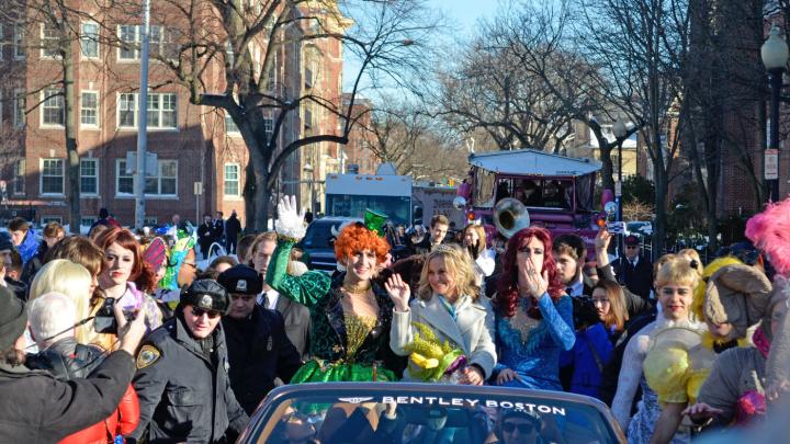 Poehler on a Bentley as the parade begins