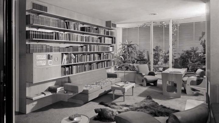 A view of the Frank House study in 1940, with many books and examples of modern art from the 1930s