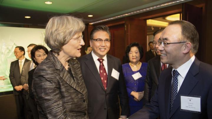 Harvard President Drew Faust shakes hands with Jaewan Bahk, M.P.P. ’88, Ph.D. ’92, as Jin Park, M.P.A. ’85 (next to Faust), looks on during the Harvard Alumni Association dinner in Seoul.