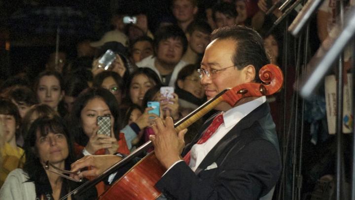 Yo-Yo Ma performed the Prelude from Bach’s Cello Suite No. 1 before joining President Faust in leading a rendition of “Happy Birthday.”