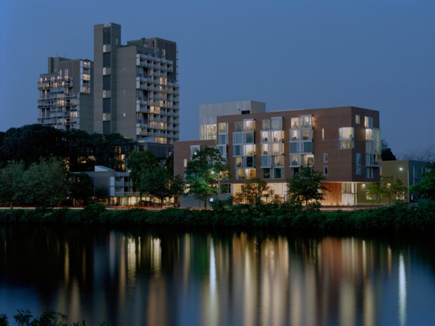 Photography courtesy of Kyu Sung Woo Architects Graduate Housing on Memorial Drive, Cambridge campus, 2007