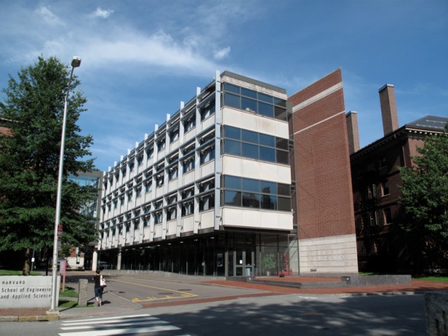 Photograph by Harvard Magazine/JC Maxwell-Dworkin, Cambridge campus, 1999 (<a href="http://harvardmagazine.com/1998/09/jhj.digs.html">Read more about the building construction</a>)