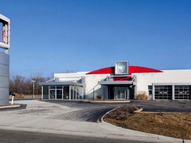 Photograph of a closed, abandoned car dealership Photo of a defunct Saturn dealership