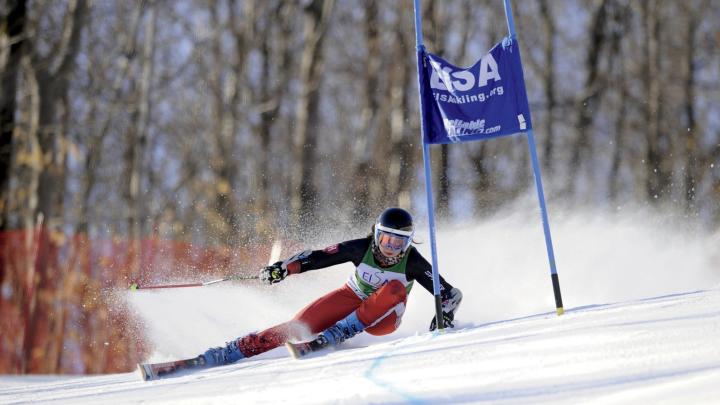 Nadler zooms around a giant slalom gate at the 2012 Dartmouth Carnival.