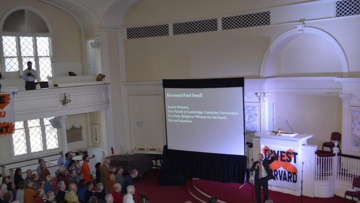 First Parish's Rev. Fred Small, M.Div. ’99, leads the crowd in a song about divestment.