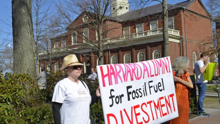 Alumni show their support for divestment.