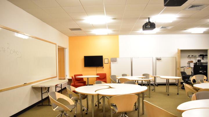 Room B-30 in Lamont Library is a collaborative learning space featuring dual overhead projection and moveable furnishings.