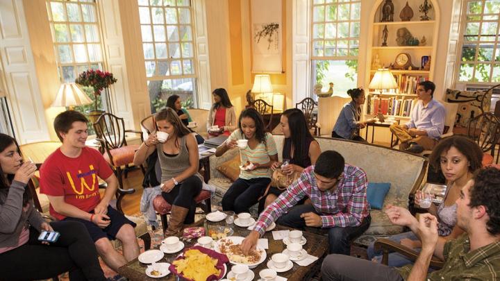 The weekly Lowell House tea, held in the master&rsquo;s residence 