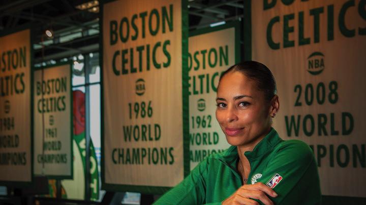 Vintage Boston Celtics Legend Champions Playoff Basketball Men Women Fan  T-Shirt