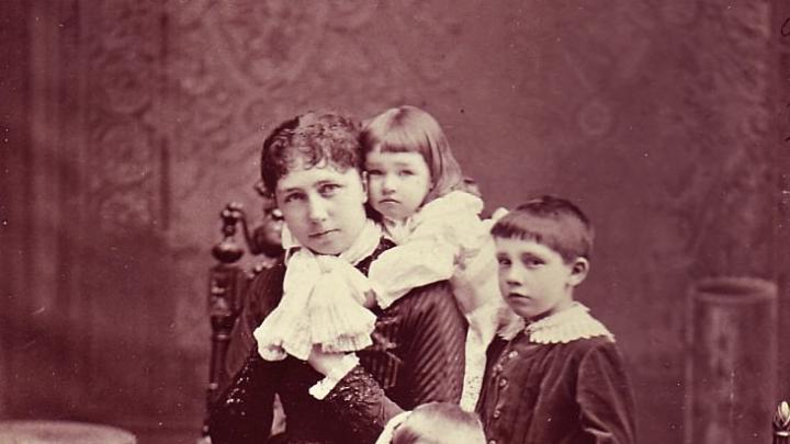 Rosamond Warren Gibson with her three children (Charles Jr. is in front)