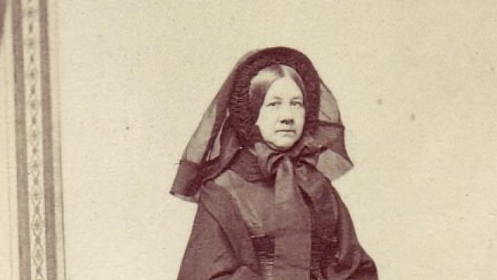 Catherine Hammond Gibson who, as a widow, bought the land and had the grand townhouse built in 1859-60